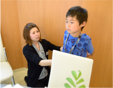 「複式呼吸してみて～。スゴいなぁ。お口も閉じてるし、姿勢も良くなっているよ。」